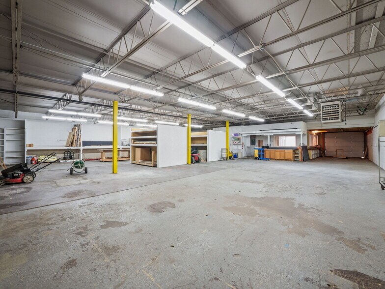 More Photos Of 417 E Eight Mile Rd, Hazel Park Manufacturing For Sale