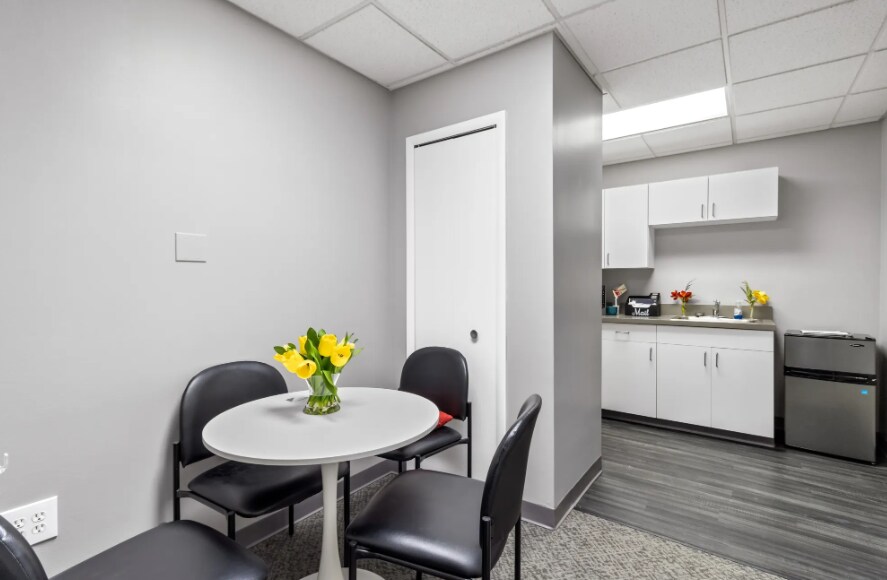 More Photos Of 5777 W Maple Rd, West Bloomfield Medical For Lease