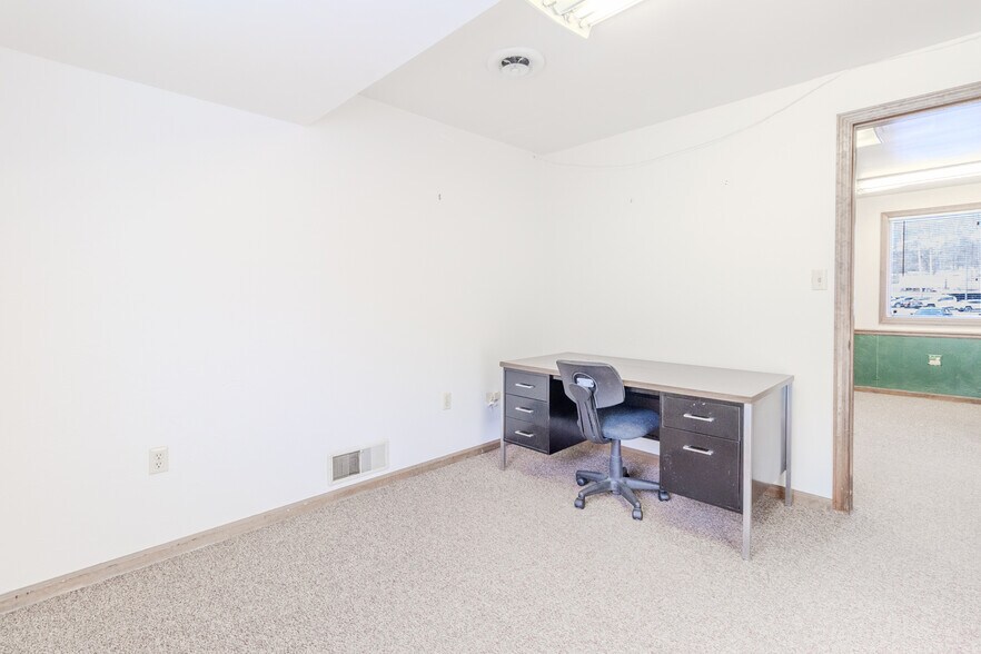More Photos Of 1080 Long Run Rd, McKeesport Office For Lease