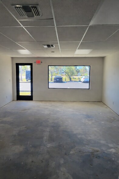 More Photos Of 16956 McGregor Blvd, Fort Myers Office For Sale