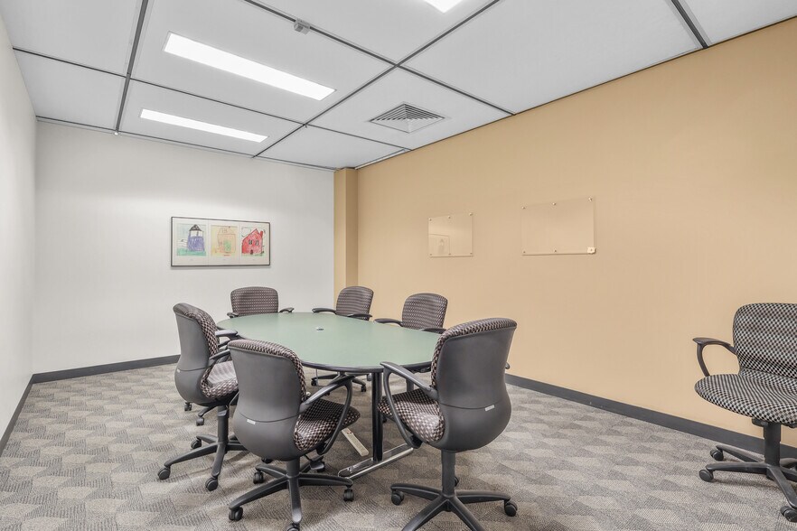 More Photos Of 3451 Hammond Ave, Waterloo Telecom Hotel Data Hosting For Lease
