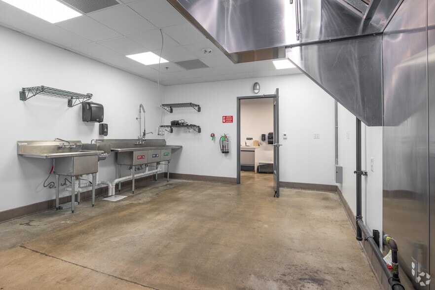 More Photos Of 427 Lombrano St, San Antonio Manufacturing For Lease