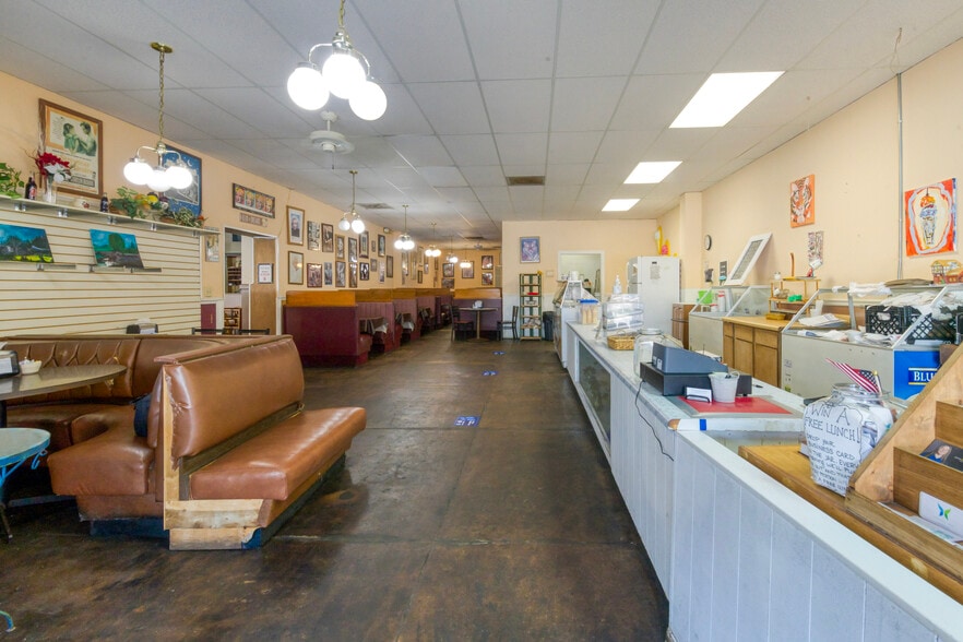 More Photos Of 124 N Townville St, Seneca Storefront For Sale