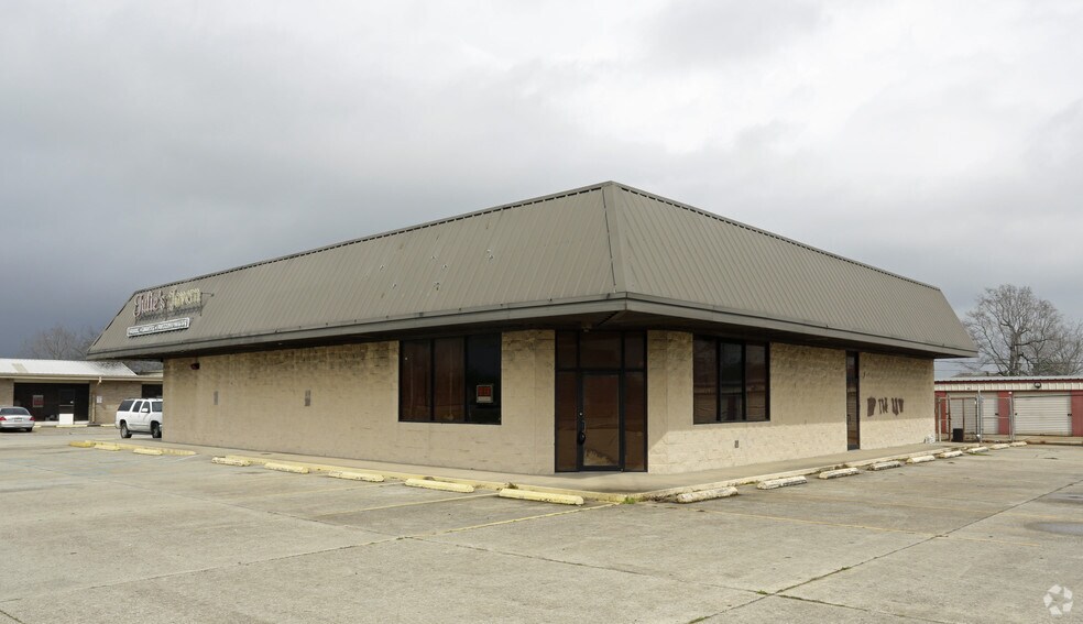 Primary Photo Of 8431 W St Bernard Hwy, Chalmette Freestanding For Sale