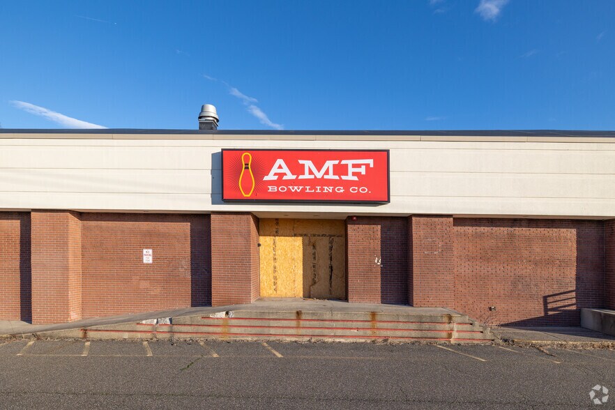 More Photos Of 200 Landing Ave, Smithtown Freestanding For Lease