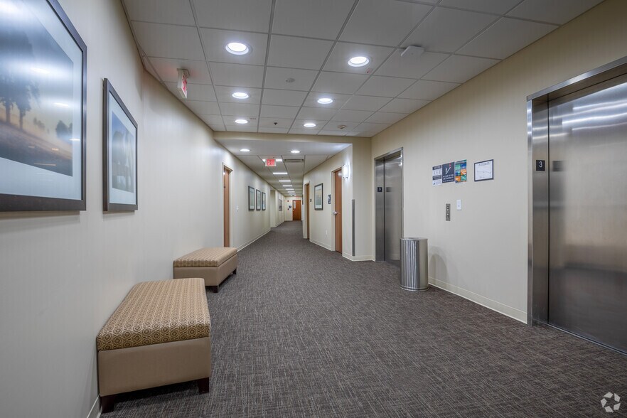 More Photos Of 160 N Eagle Creek Dr, Lexington Medical For Lease