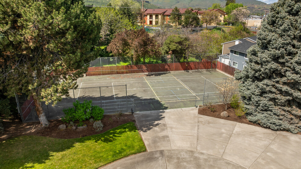 More Photos Of 1001 Cherry Heights Rd, The Dalles Flex For Sale