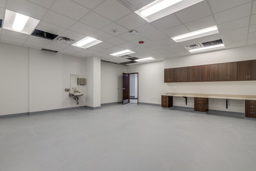 More Photos Of 6601 W University Dr, McKinney Hospital For Lease