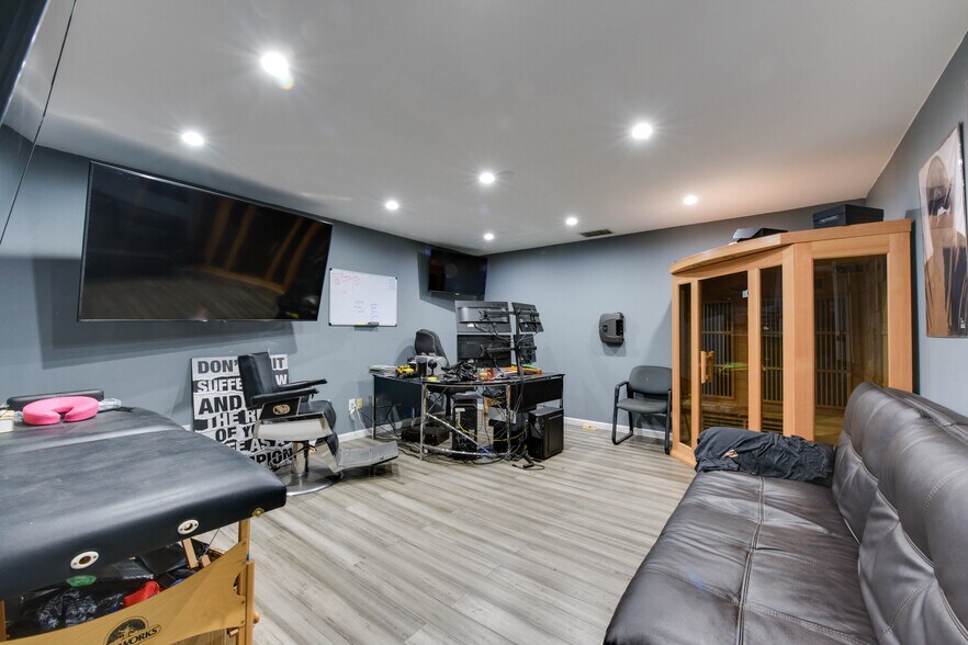 More Photos Of 14332 Oxnard St, Van Nuys Warehouse For Lease