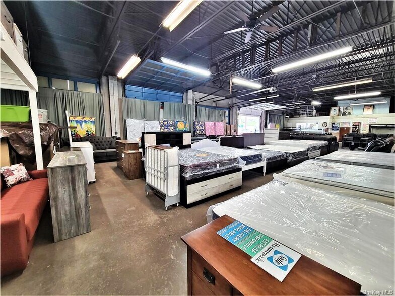 More Photos Of 186 E Broadway, Monticello Service For Sale