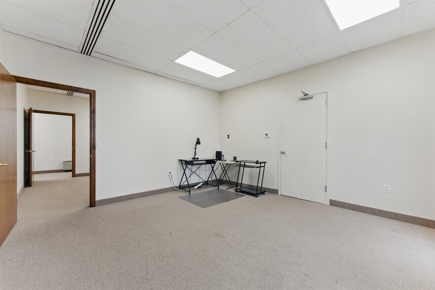 More Photos Of 119 Winsor St, Ludlow Office For Sale