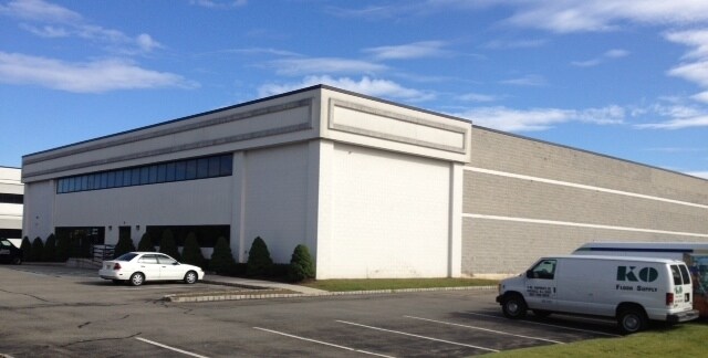 More Photos Of 8 N Corporate Dr, Riverdale Warehouse For Lease