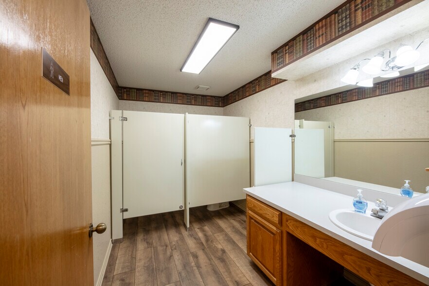 More Photos Of 1005 N Elm St, Denton Office For Lease