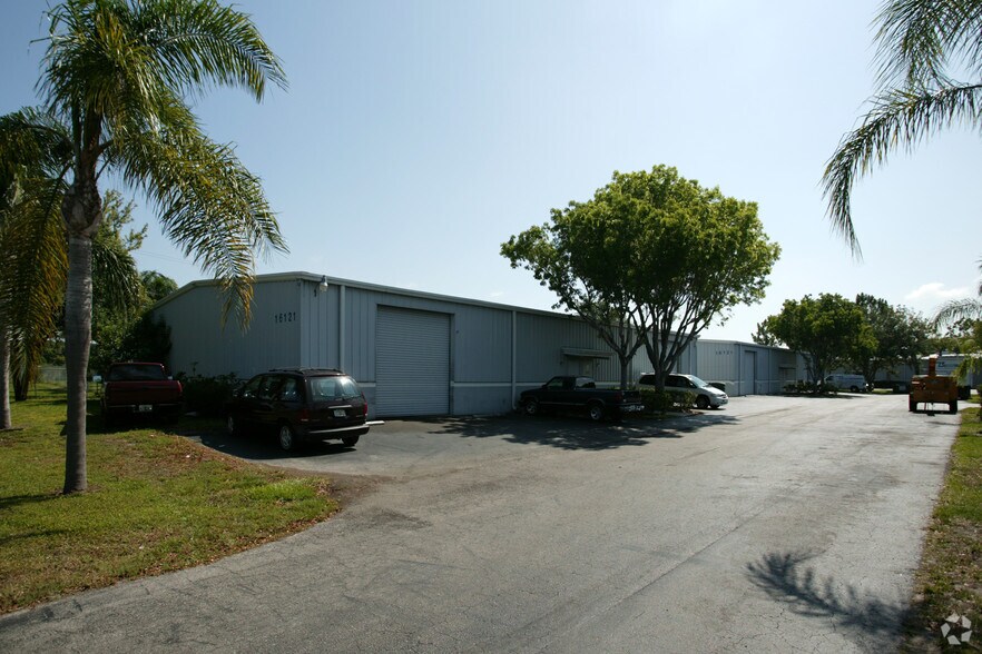 More Photos Of 16141 Pine Ridge Rd, Fort Myers Warehouse For Lease