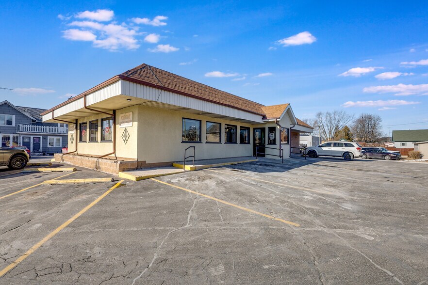 More Photos Of 2604 Custer St, Manitowoc General Retail For Sale