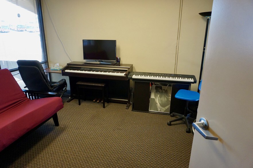 More Photos Of 7370 Opportunity Rd, San Diego Warehouse For Lease