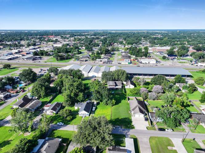 More Photos Of 1050 Detroit Ave, Nederland Distribution For Lease