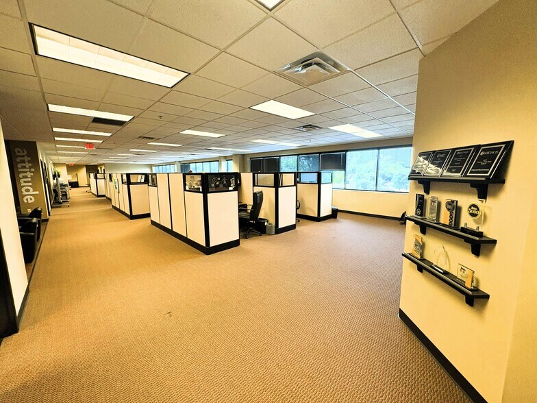More Photos Of 9420-9450 Manchester Rd, Saint Louis Storefront Retail Office For Lease