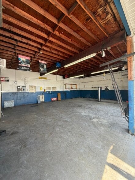 More Photos Of 10837 S Vermont Ave, Los Angeles Auto Repair For Lease