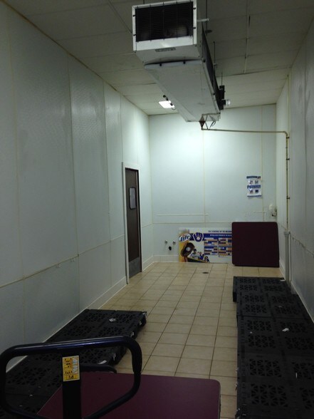 More Photos Of 6801-6917 W Brown Deer Rd, Milwaukee General Retail For Lease