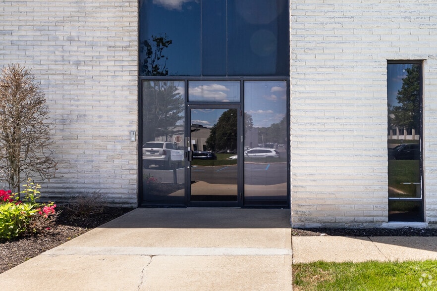 More Photos Of 30 Hub Dr, Melville Warehouse For Lease