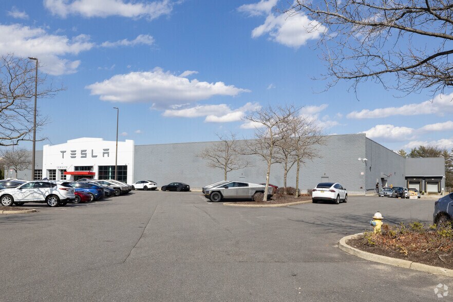 More Photos Of 1250 Corporate Dr, Westbury Unknown For Lease