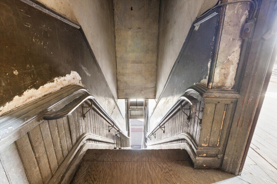 More Photos Of 1017 Washington Ave, Bay City Storefront Retail Residential For Sale