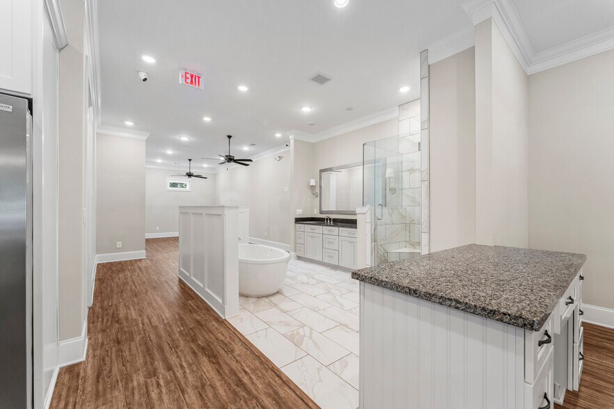 More Photos Of 102 S College St, Hamilton Flex For Sale