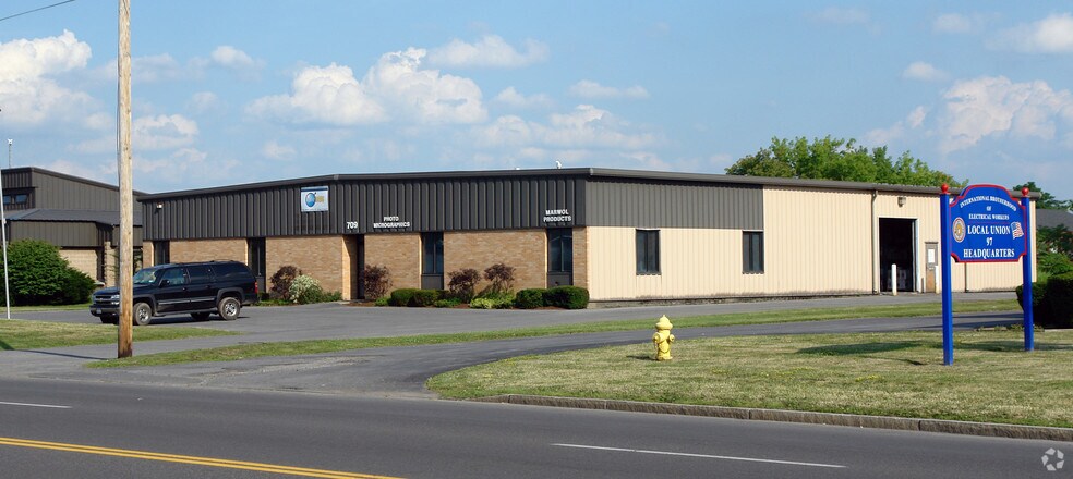 More Photos Of 709 Erie Blvd W, Syracuse Office For Lease