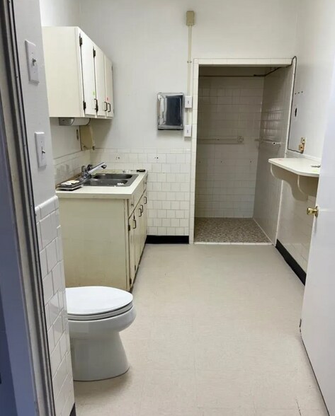 More Photos Of 569 Bear Dr, Timpson Medical For Sale