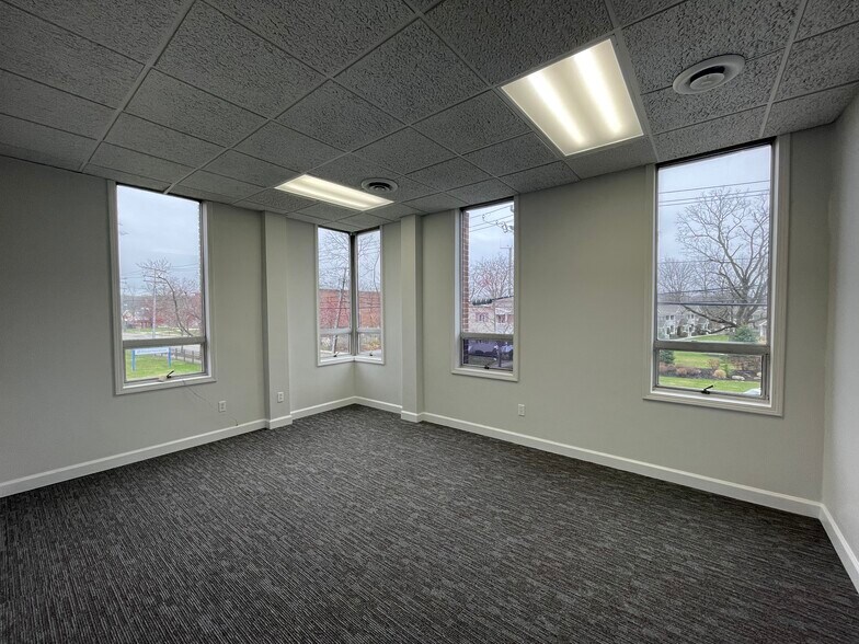 More Photos Of 80 Maple Ave, Smithtown Office For Lease