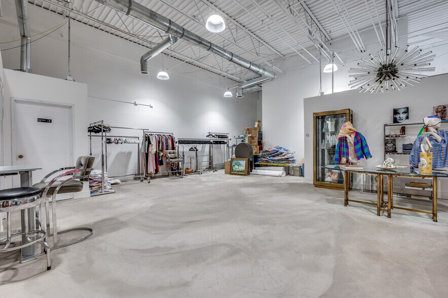 More Photos Of 10606 Shady Trl, Dallas Showroom For Sale