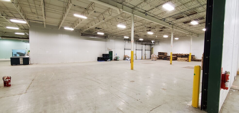 More Photos Of 2695 Av Dollard, Montréal Warehouse For Lease