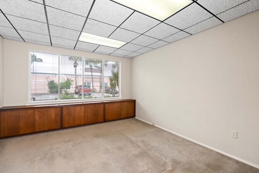 More Photos Of 2165 15th Ave, Vero Beach Office For Lease