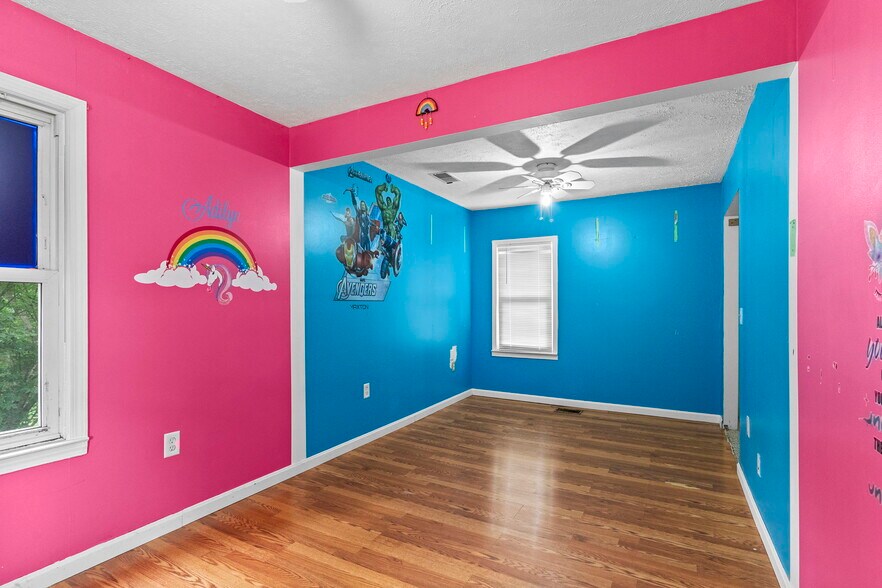 More Photos Of 305 S Ferguson St, Henryville General Retail For Sale