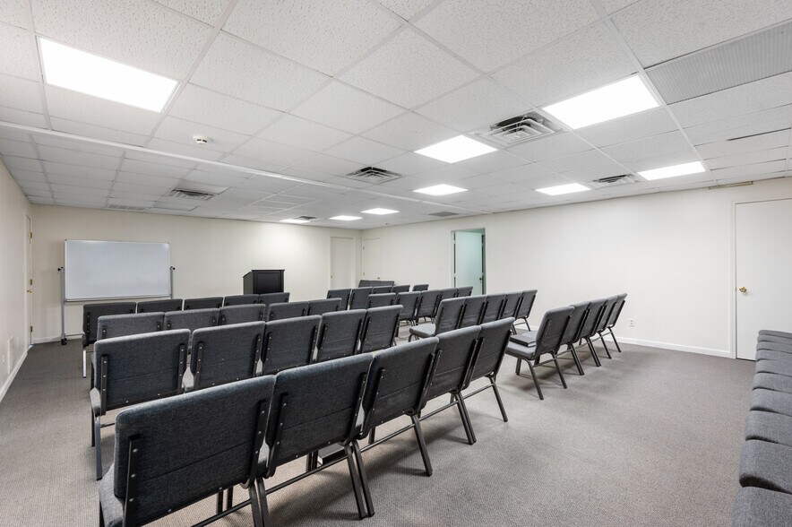 More Photos Of 614 E Streeter Ave, Muncie Office For Sale