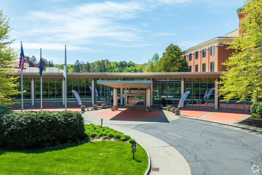 More Photos Of 14 Mechanic St, Southbridge Hotel For Lease