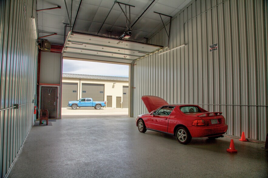 More Photos Of 2364 Industrial Ln, Broomfield Warehouse For Sale