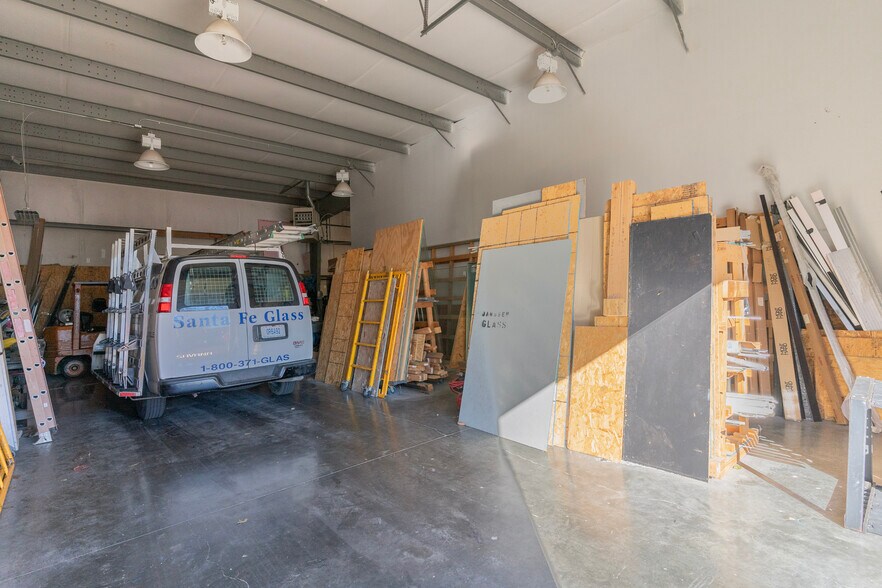 More Photos Of 1324-1328 SW Market St, Lee's Summit Warehouse For Lease
