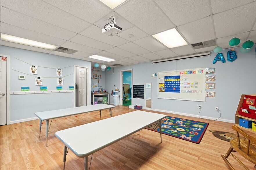 More Photos Of 1990 NW In-337, Corydon Medical For Sale