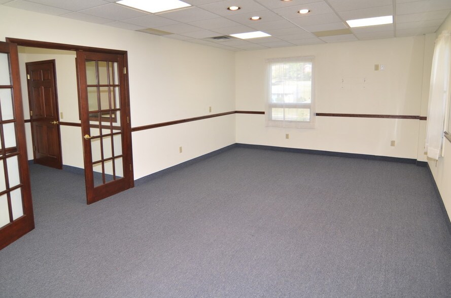 More Photos Of 107 W Main St, Clinton Office For Lease