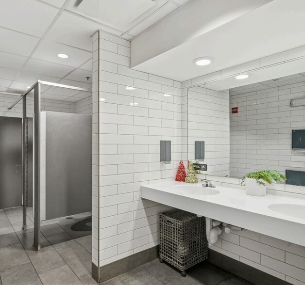 More Photos Of 706 E 23rd St, Lawrence Restaurant For Sale