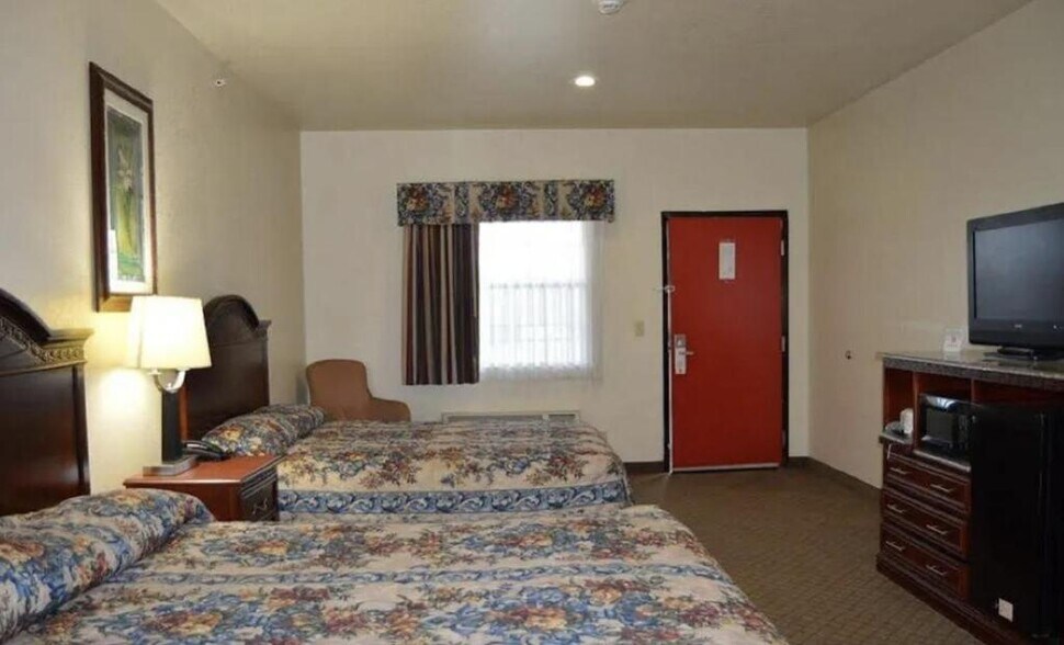 More Photos Of 901 S Garfield St, Kiowa Hotel For Sale