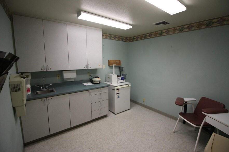 More Photos Of 5106 Hill Rd E, Lakeport Medical For Lease