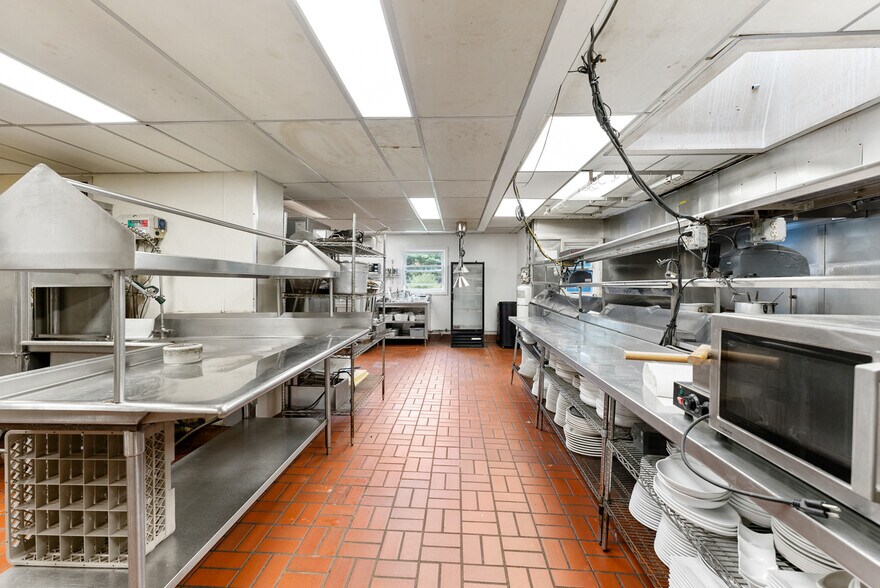 More Photos Of 135 Cooper St, Agawam Specialty For Sale