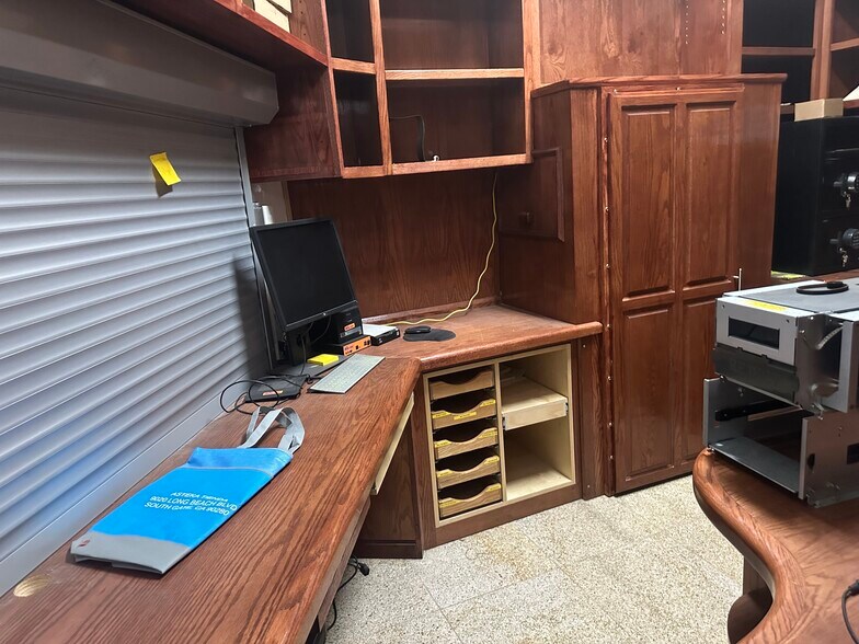 More Photos Of 9020 Long Beach Blvd, South Gate Light Manufacturing For Lease