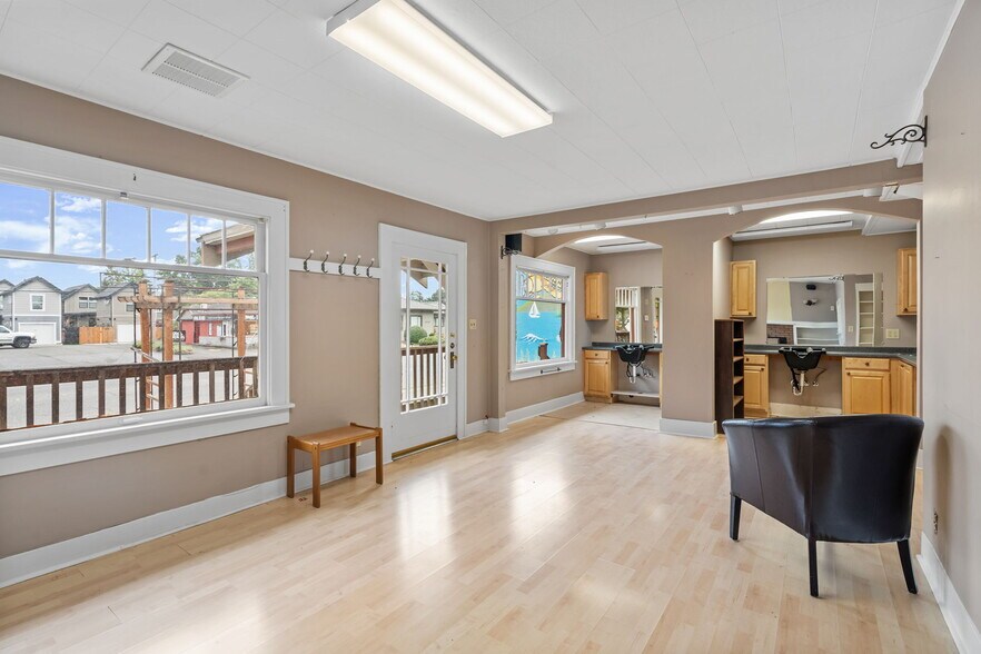 More Photos Of 2721 Meridian St, Bellingham Storefront Retail Office For Sale