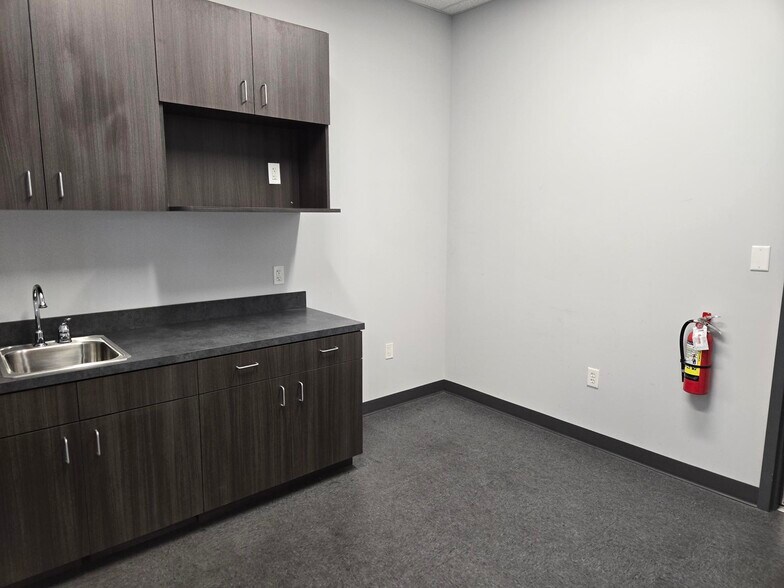 More Photos Of 2900 Titan Row, Orlando Warehouse For Lease