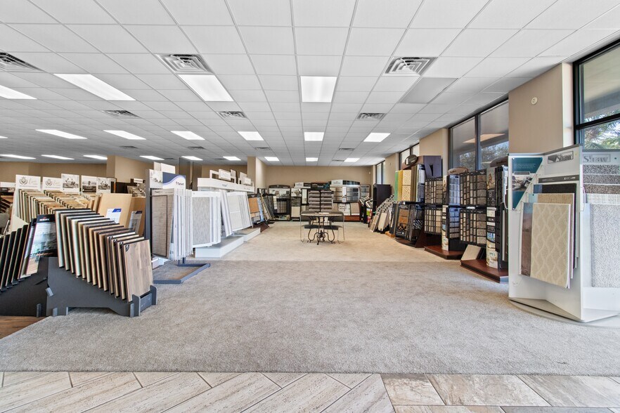 More Photos Of 7910 N Hwy 146, Baytown Showroom For Lease
