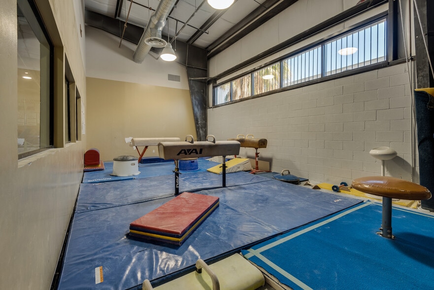More Photos Of 3250 N Bronco St, Las Vegas General Retail For Sale
